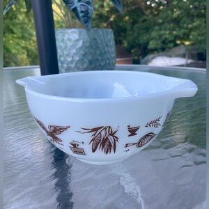 Vintage Pyrex 7.5” American Pattern Spout and Handle Ovenware Serving Bowl